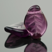 Twist Leaf (15x10mm) Purple Transparent
